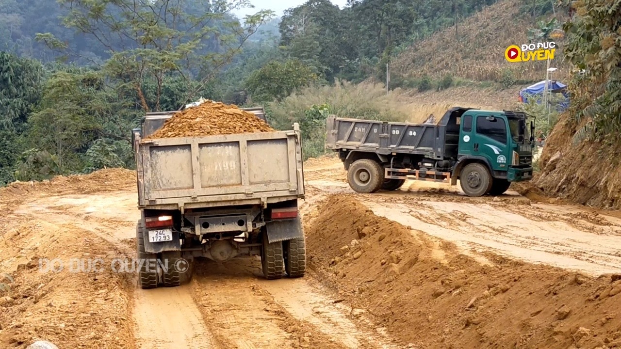 Máy xúc múc đất Xe Ôtô tải ben chở đổ đất Máy ủi Xe lu rung thi công lên khuôn lu lèn nền đường