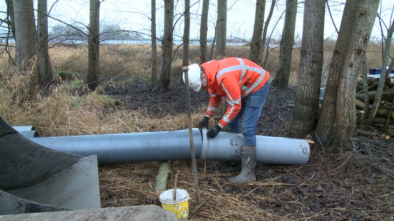 Rioolwerkzaamheden in Wijhe: "De dijk is afgekeurd, omdat de persleiding door de dijk heen ligt".