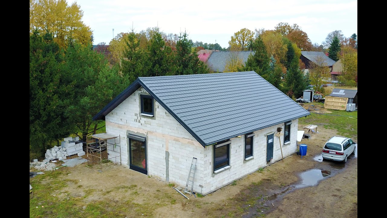 Okna Salamander 92, kolor Antracyt. Ciepły warstwowy montaż okien, ciepłe parapety. Nowy dom