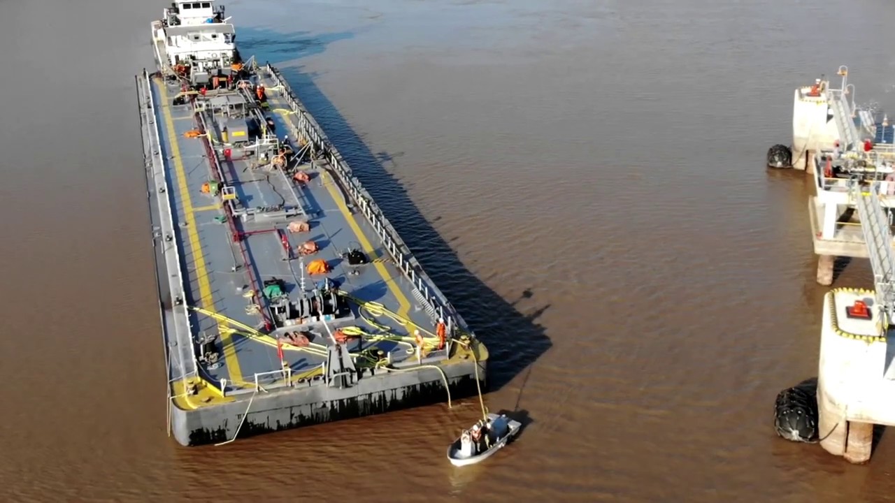 Operación de amarre de una barcaza petrolera en Puerto Santa Fe