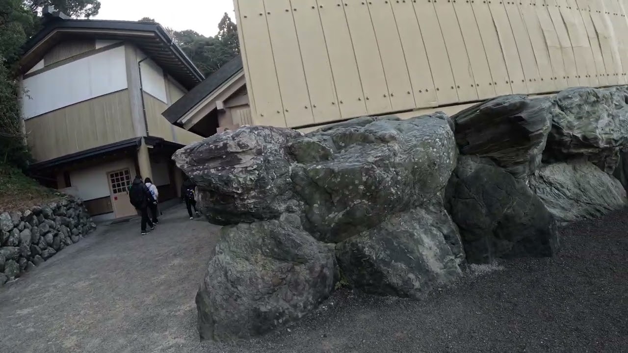 夫婦岩で番のカラス