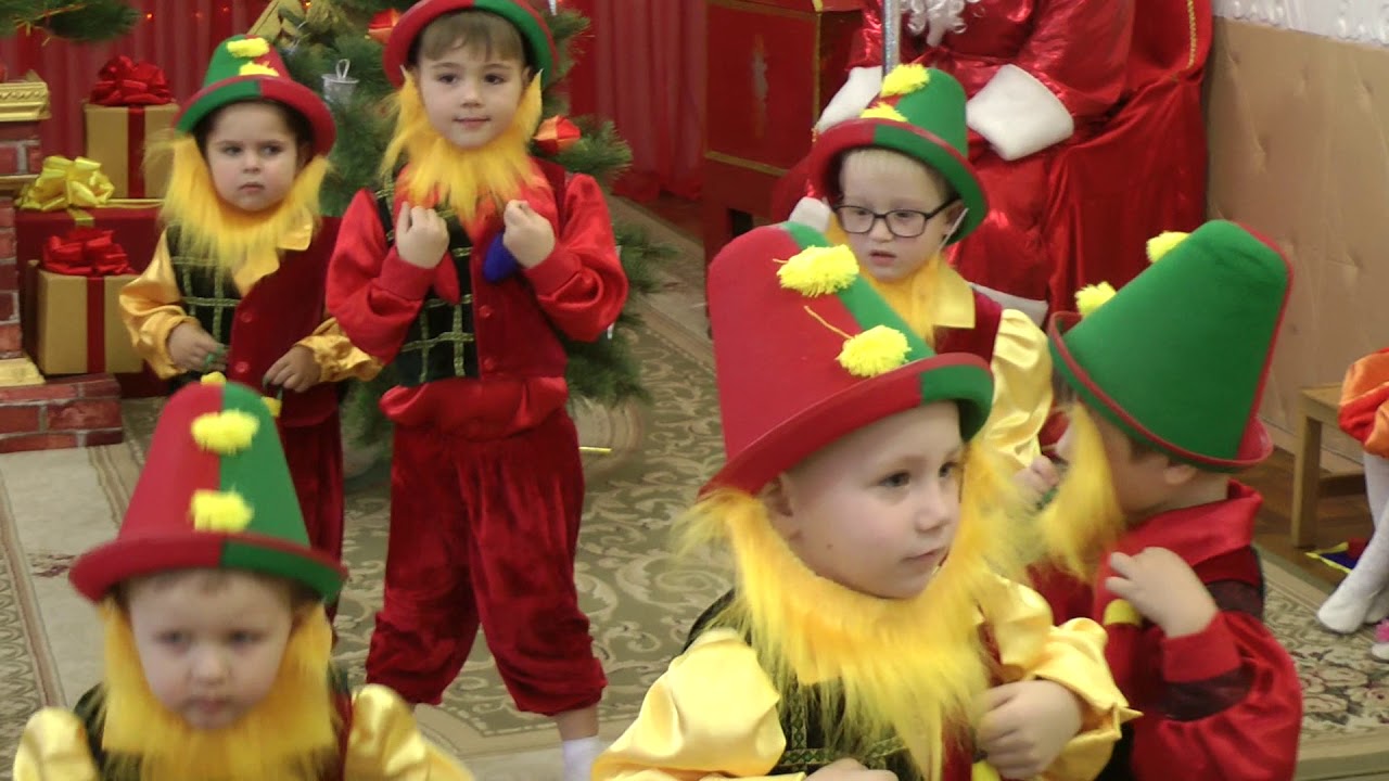 Танець гномів з ліхтариками на новорічному святі 2018 в молодшій групі  Муз  кер  Максюта Г  В