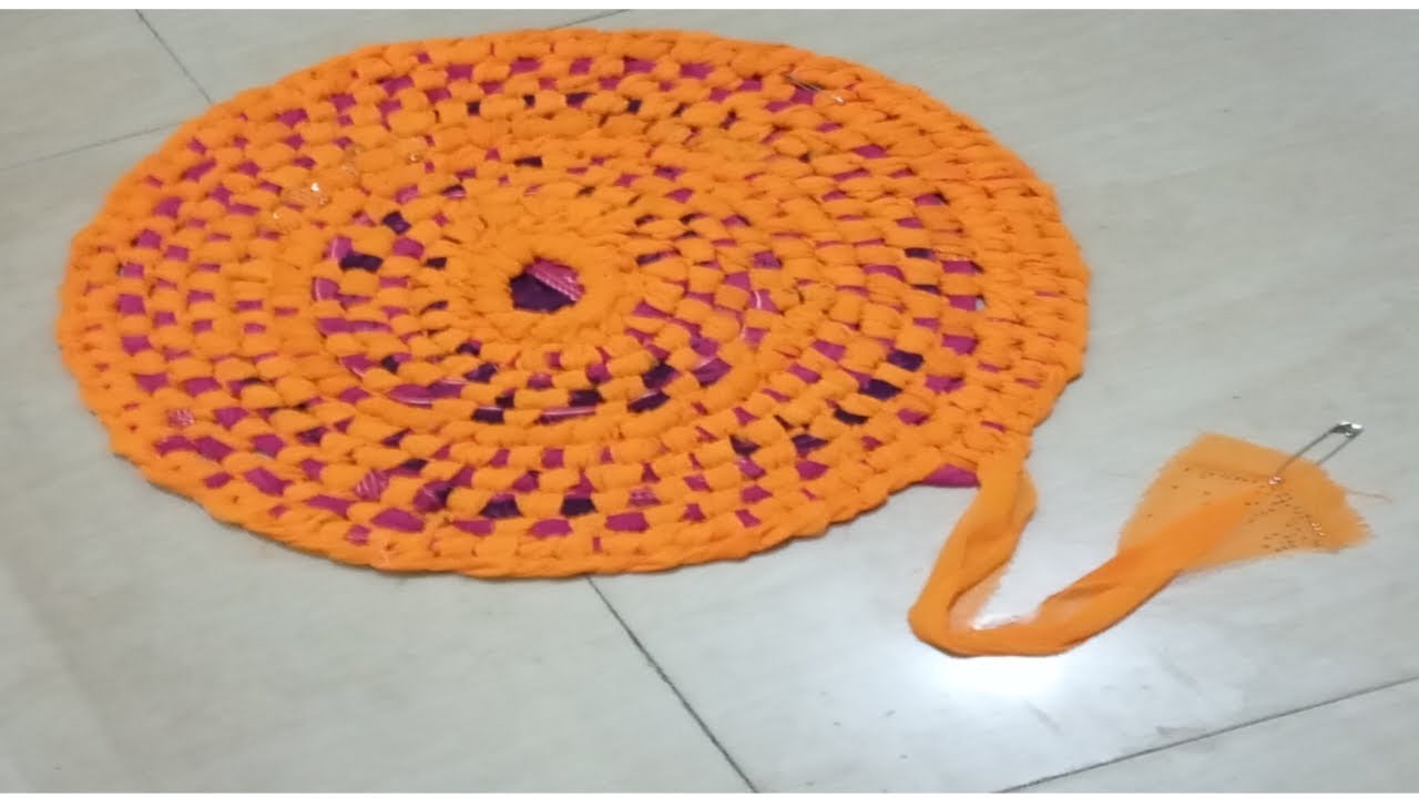 पिन और पुरानी सारी से पायदान बनाएं या फिर पुरानी दुपट्टे से गोल पायदान बनाएं