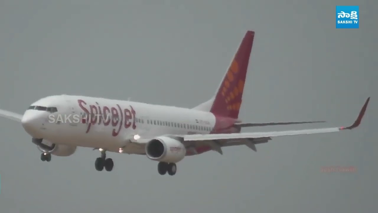 సాంకేతిక లోపంతో.. | SpiceJet Flight Emergency Landing in Delhi | Sakshi TV