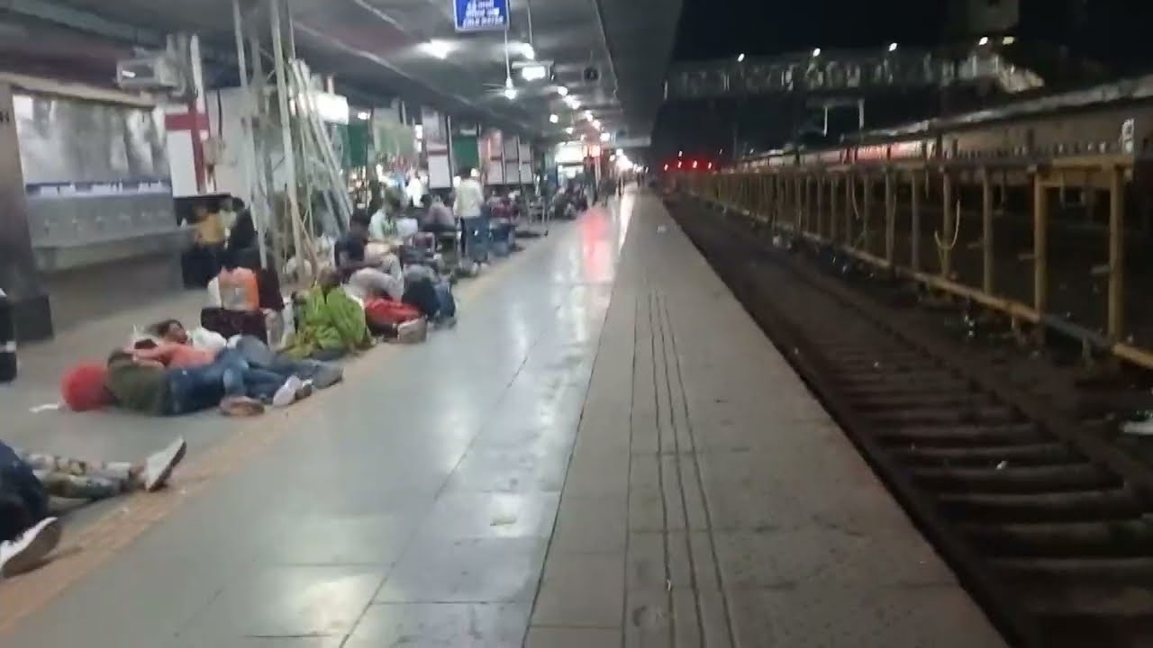 सूरत रेलवे स्टैशन पलटफार्म Surat railway स्टैशन Palatfarm
