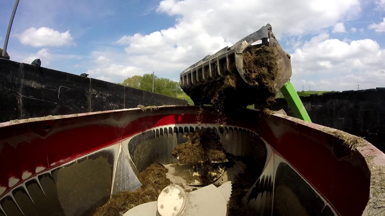 Kühe Füttern mit Fendt und Siloking Traildline Doumix