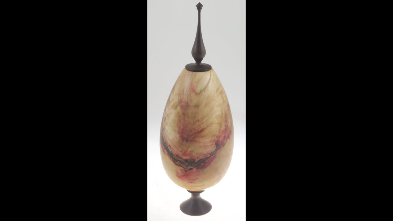 Woodturning Small vase the foot and the finial  Tournage sur bois d'un vase du pied et du fleuron