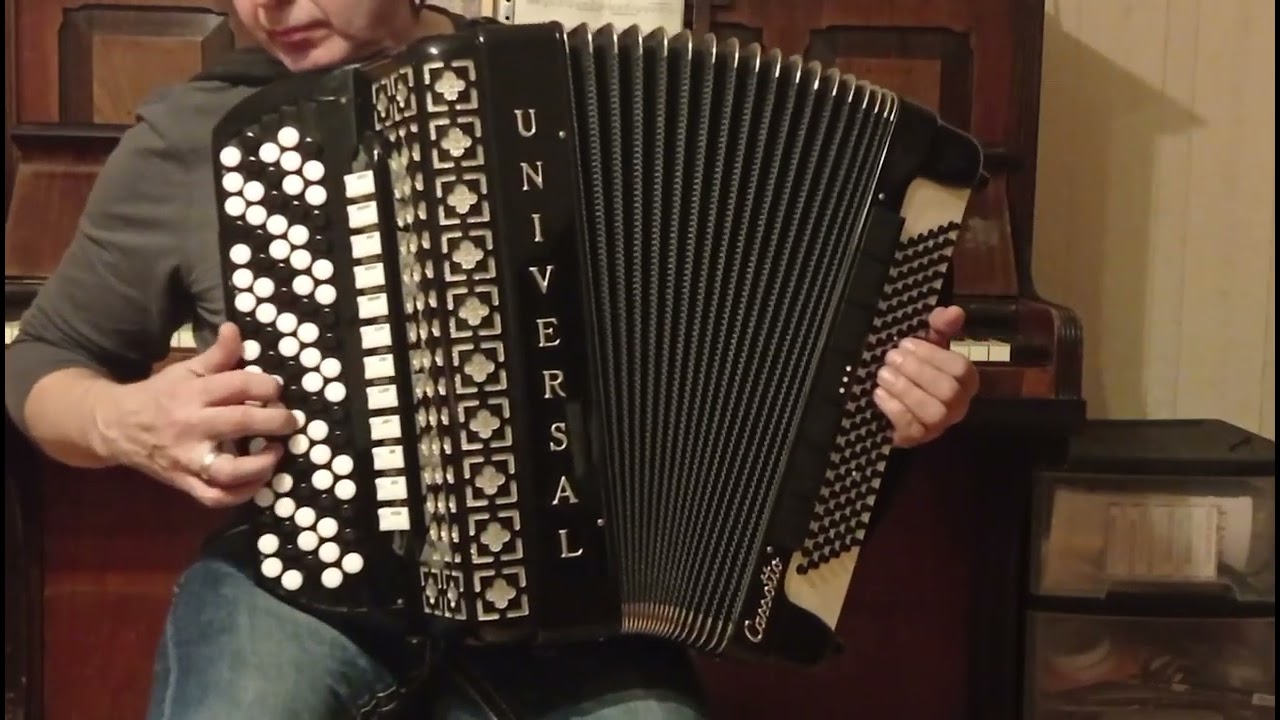 Продается. Баян  Universal Guerrini. 4 гол. Двойная ломаная . Doppel Cassotto. 2+2. B Griff.