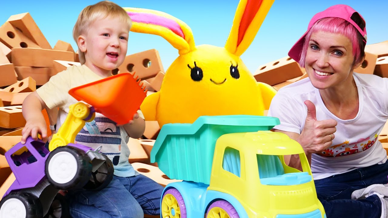 La mamma porta i bambini e il coniglietto Lucky al parco divertimenti.