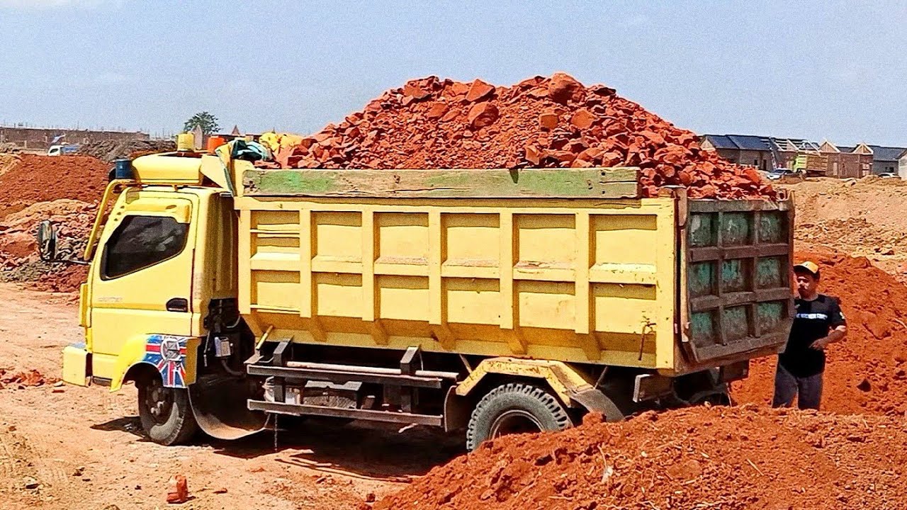 Dump Truk Pengangkut Tanah Jomplang Muatan Full Bak Tanah Timbunan Cadas 