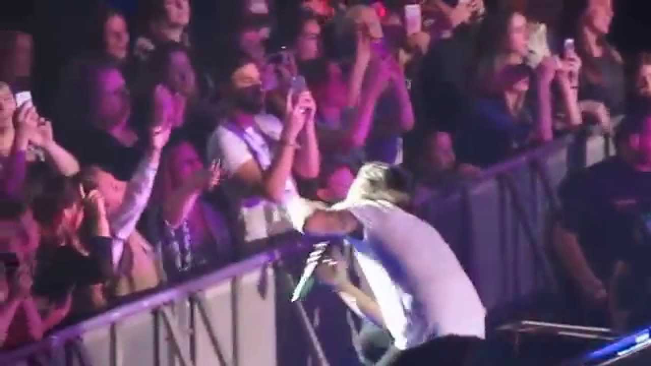 One Direction - Girl Almighty (12.10.15)