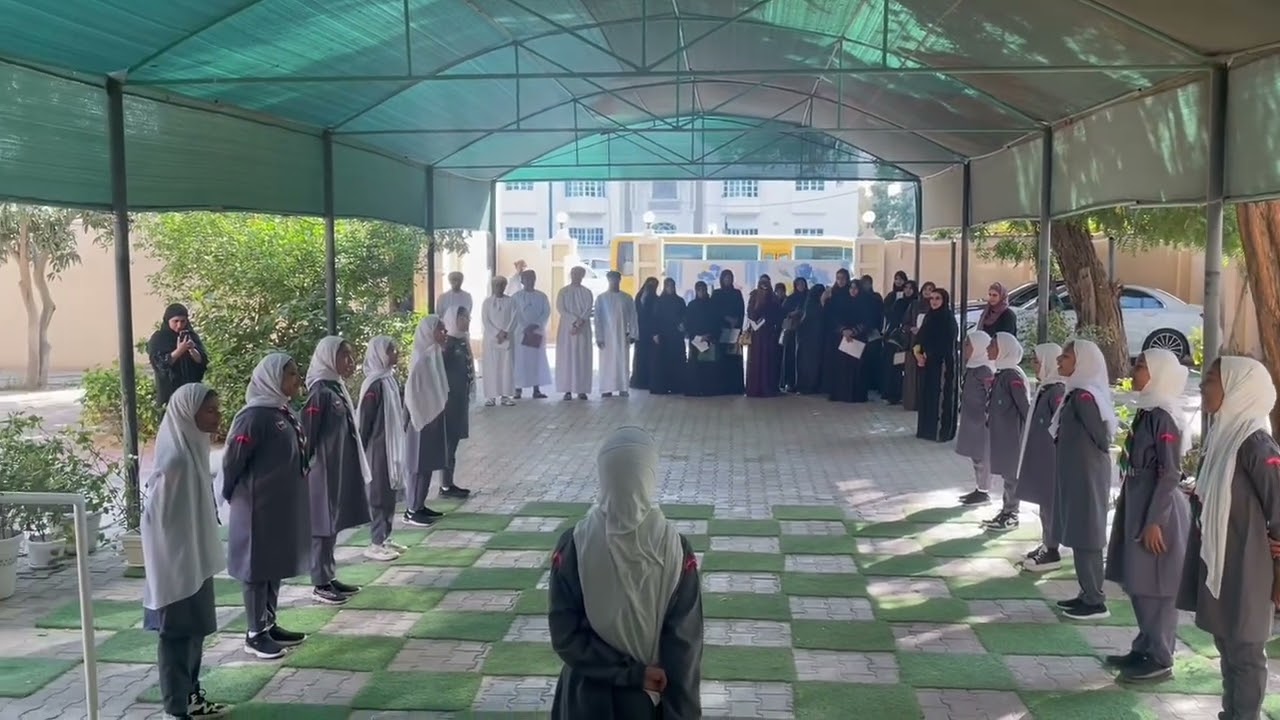 صيحة ترحيبة من فرقة المرشدات لضيوف المركز التخصصي