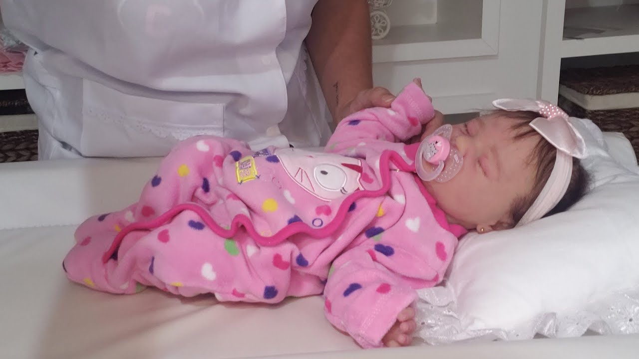 Bebê Reborn de silicone solido ... Essa parece , vamos dar banho na princesa :)