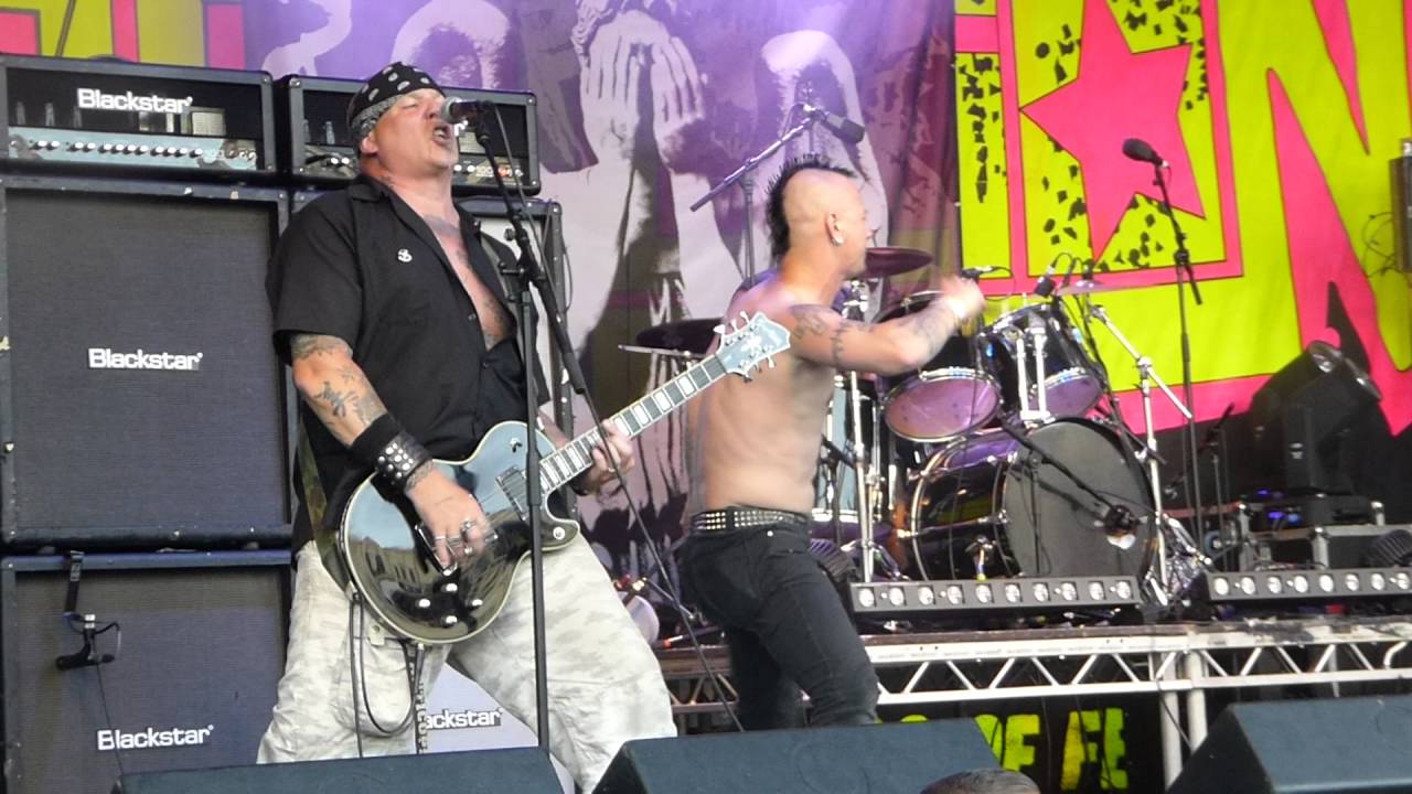 Discharge -  A Hell On Earth/Cries of Help