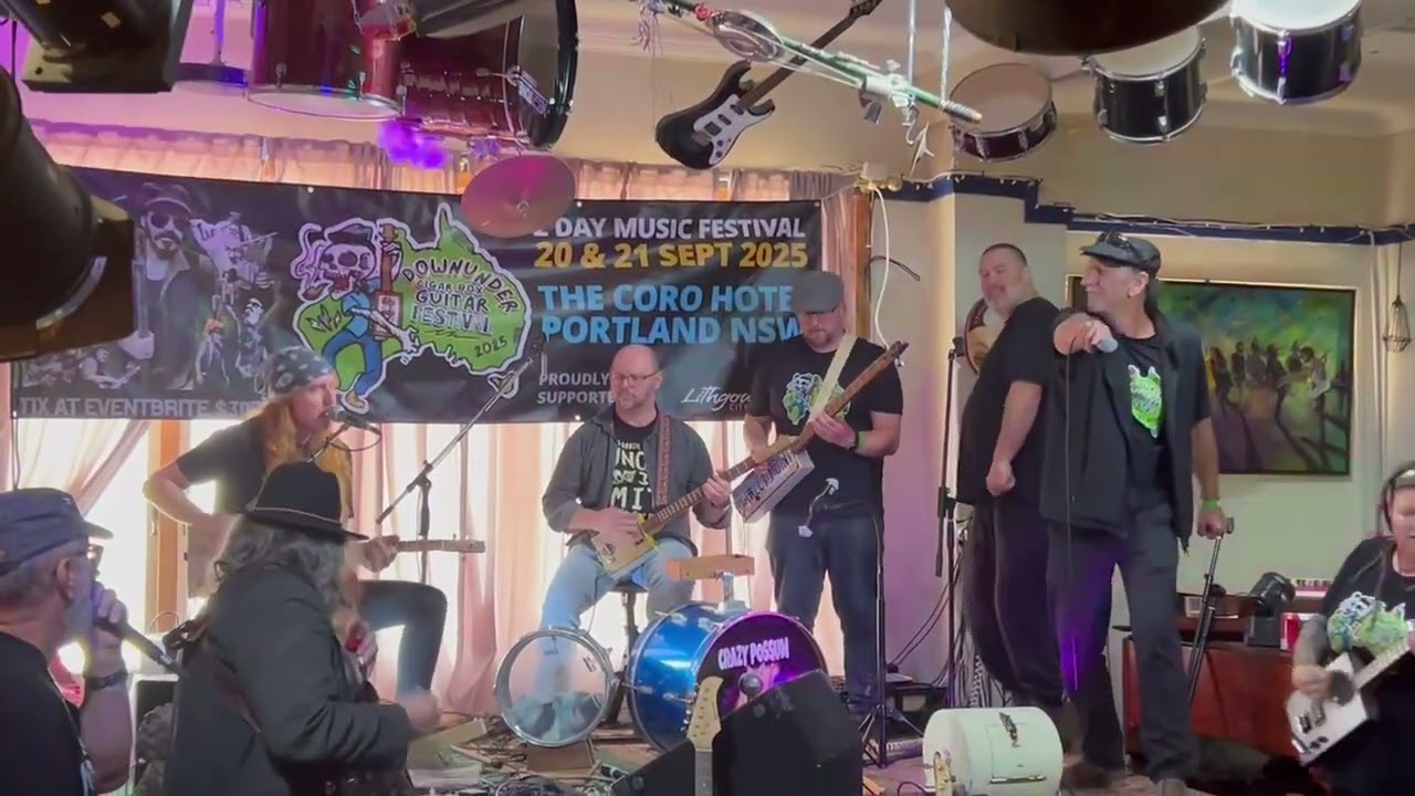 The house is a rockin’ open jam at The Downunder Cigar Box Guitar Festival 