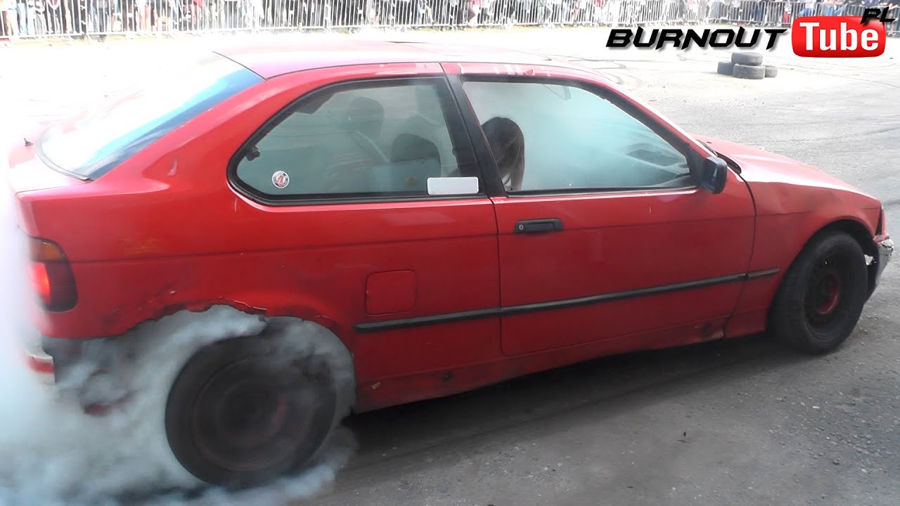 Palenie gumy czerwone BMW E36 316 Compact - Majówka z BMW w Dobrzycy 2023