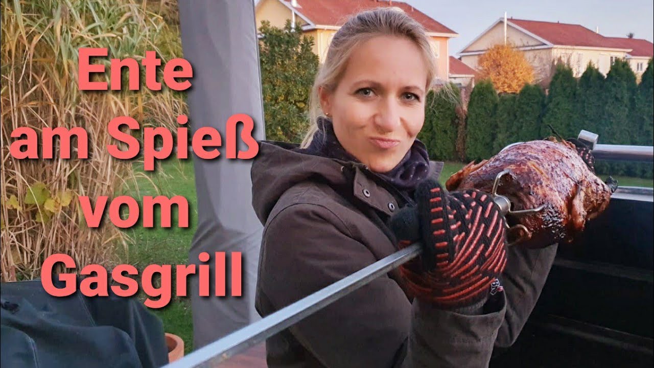 ganze Ente am Spieß vom Broilking Gasgrill