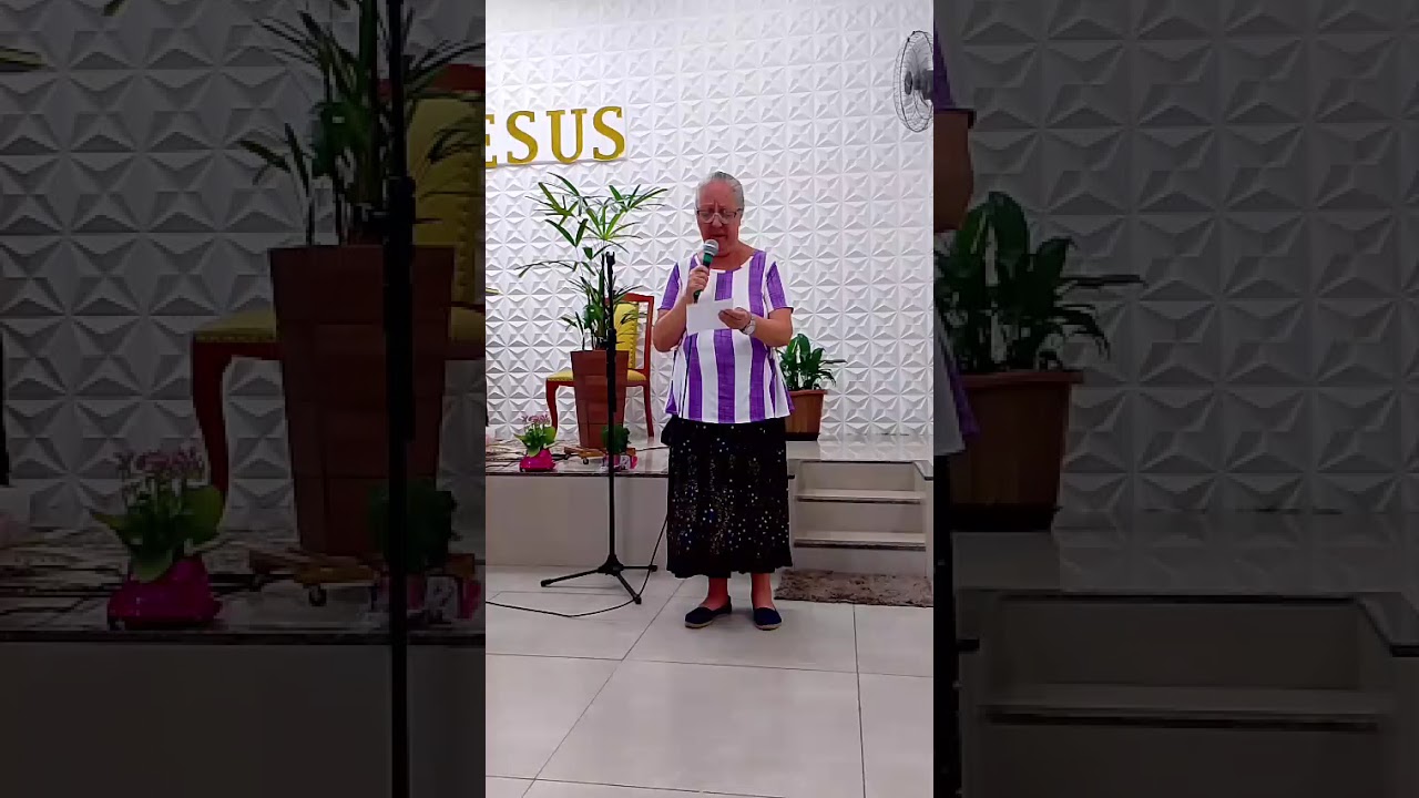 Louvando a Deus na igreja ipda de pinda
