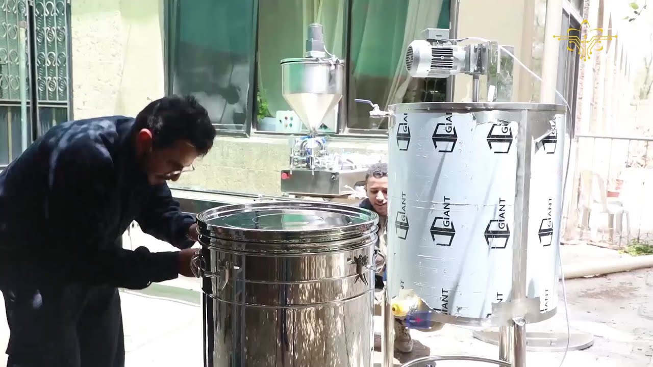 شاهد | مشروع لشباب يمنيين قد يغير حياة الكثير من النحّالين | خط إنتاج لتعبئة العسل