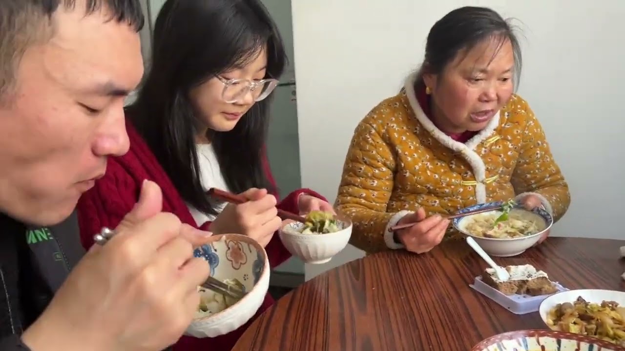 今天周末做好了饭，叫爸妈过来吃，下午我们一家人出去踏青，挖野菜#河南姑娘在内蒙   #抖音