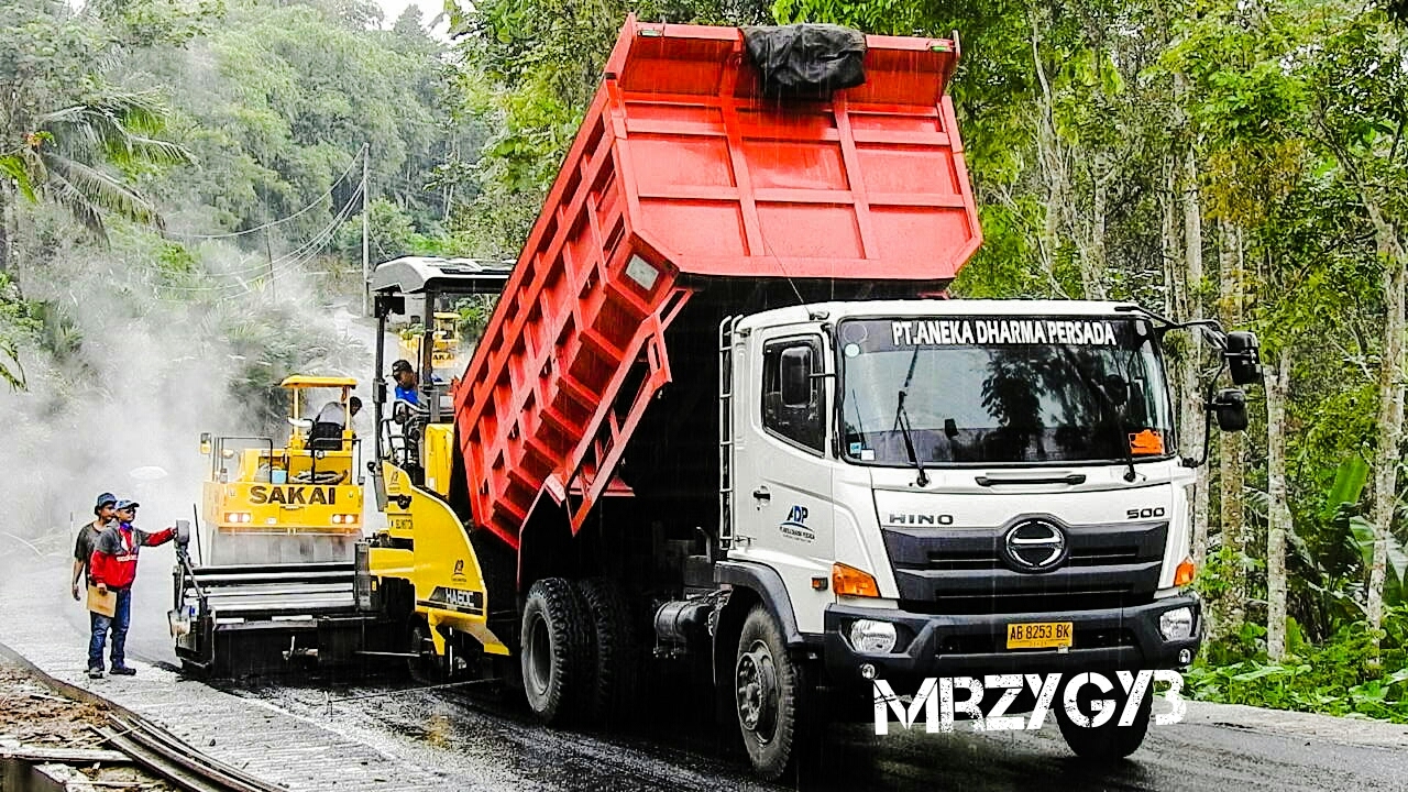 Asphalt Paver Finisher Sumitomo HA60C Hino 500 Dump Truck Working