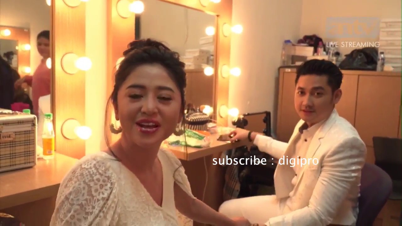 Romantis, Bikin Happy! Dewi Perssik bersama Angga.