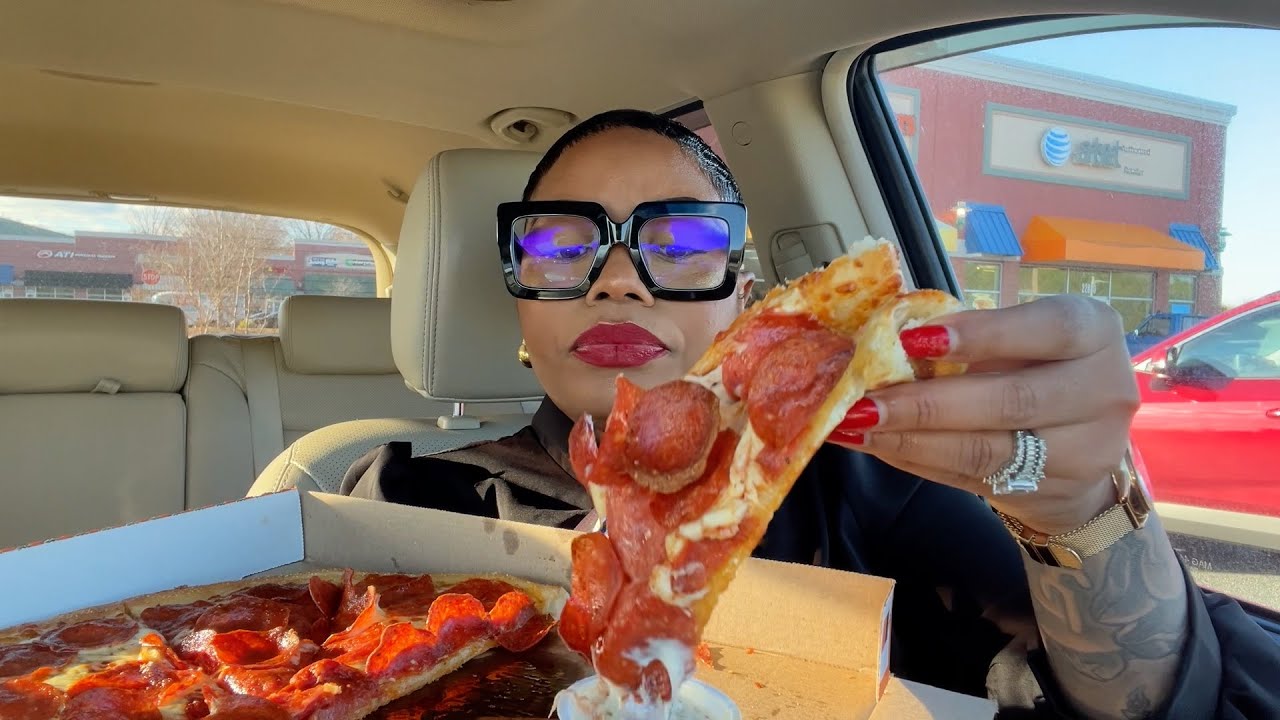 MY FIRST TIME TRYING LITTLE CAESARS PIZZA!! EXTRA PEPPERONI