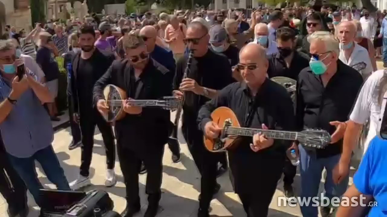 Newsbeast.gr - Τόλης Βοσκόπουλος: Πλήθος κόσμου αποχαιρετά τον «άρχοντα» του ελληνικού τραγουδιού