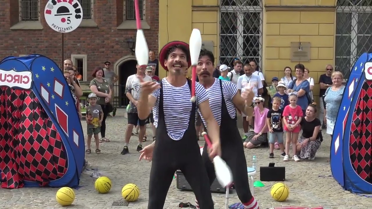 Twins Clowns - juggling