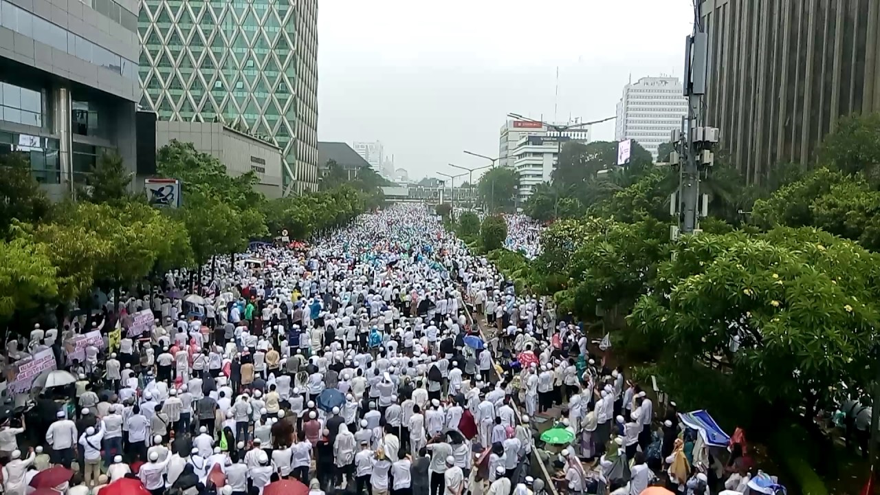 MENGGETARKAN!!!...Detik-detik adzan shalat jumat akbar sepanjang jalan MH THAMRIN aksi bela islam 3
