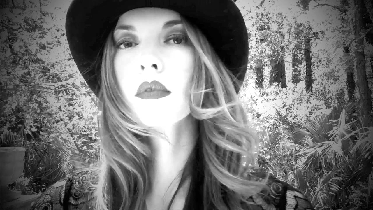 a portrait of love / love-note to chrysta bell (2011)