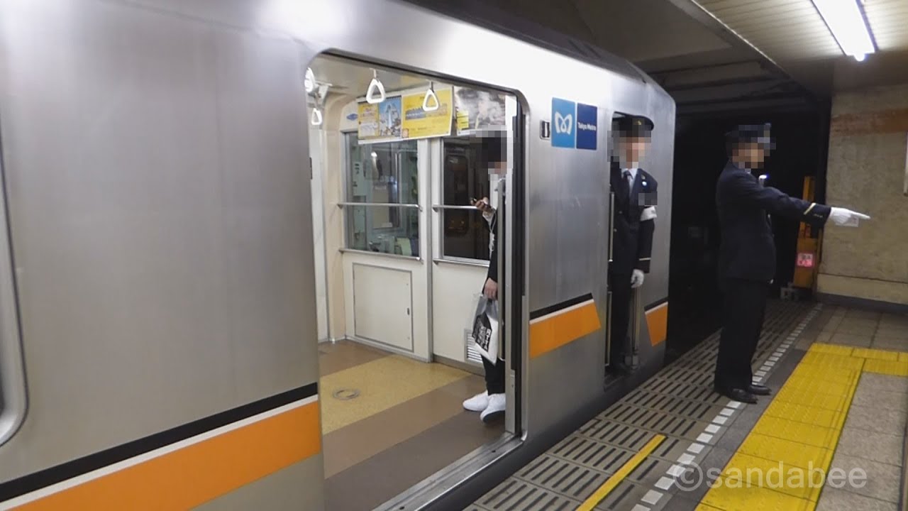 キレキレ指差呼称で安全確認キレキレ車掌The conductor of metro who to confirm safety by a splendid pointing and calling.
