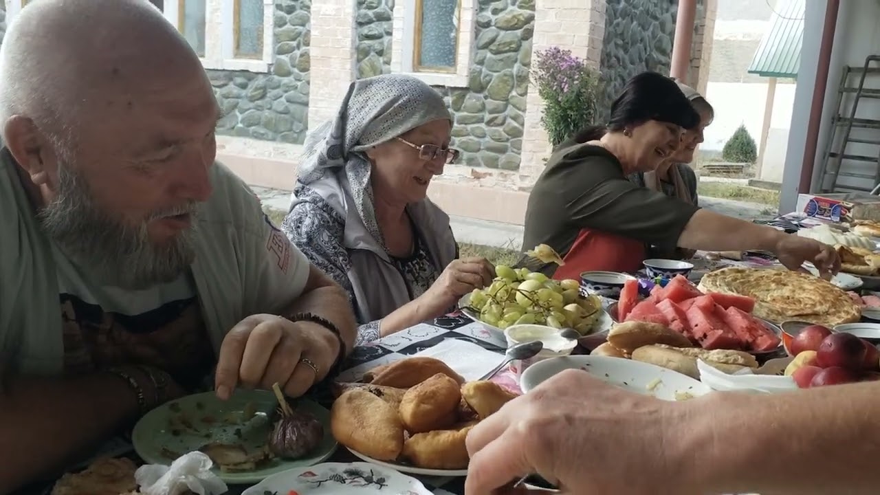 За трапезой в городе Айдаркен.