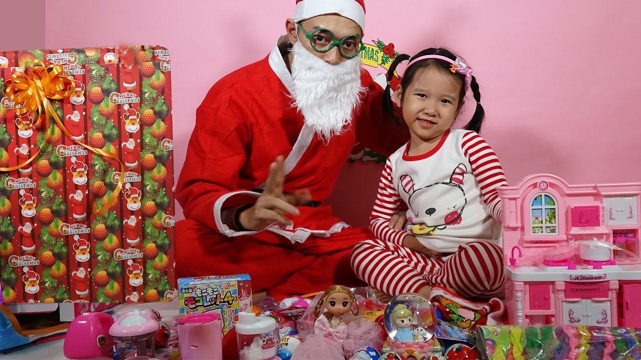 ÔNG GIÀ NOEL TẶNG QUÀ - Ông già Noel tặng quà giáng sinh 2016 - Dâu Tây Channel