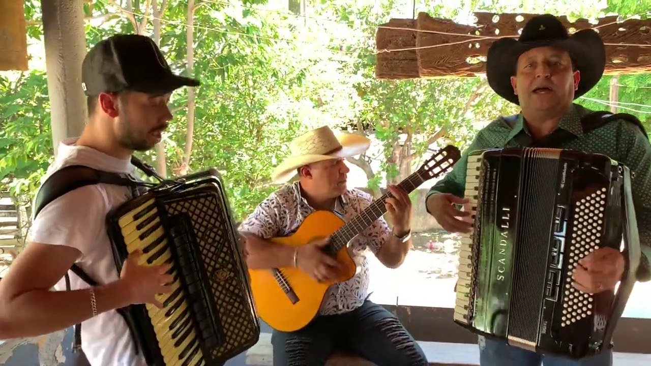 Gustavo Neves Sanfoneiro e Falc&atilde;o & Vardel tocando ARAPUCA