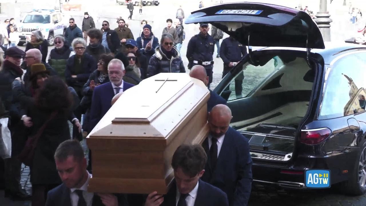 L'arrivo del feretro di DAVID RIONDINO tra applausi e abbracci
