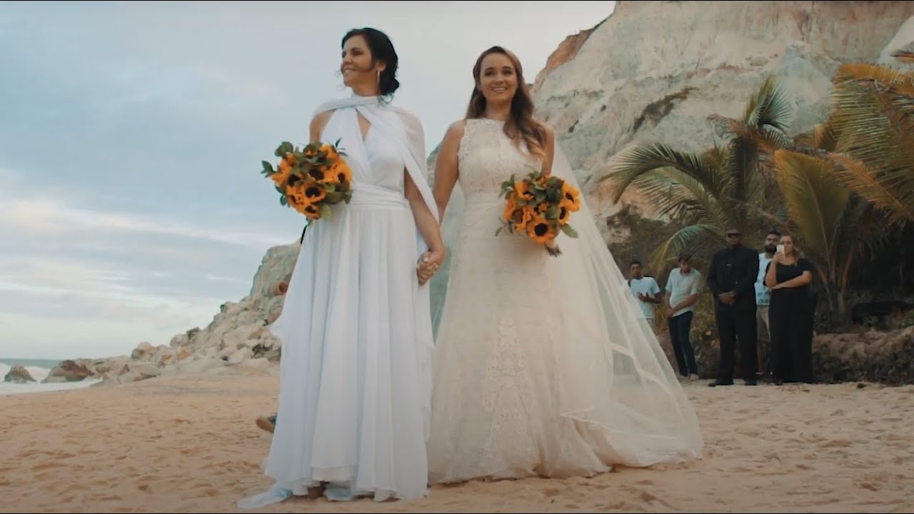 Duas noivas lindas e um casamento p&eacute; na areia! Dani & Karina