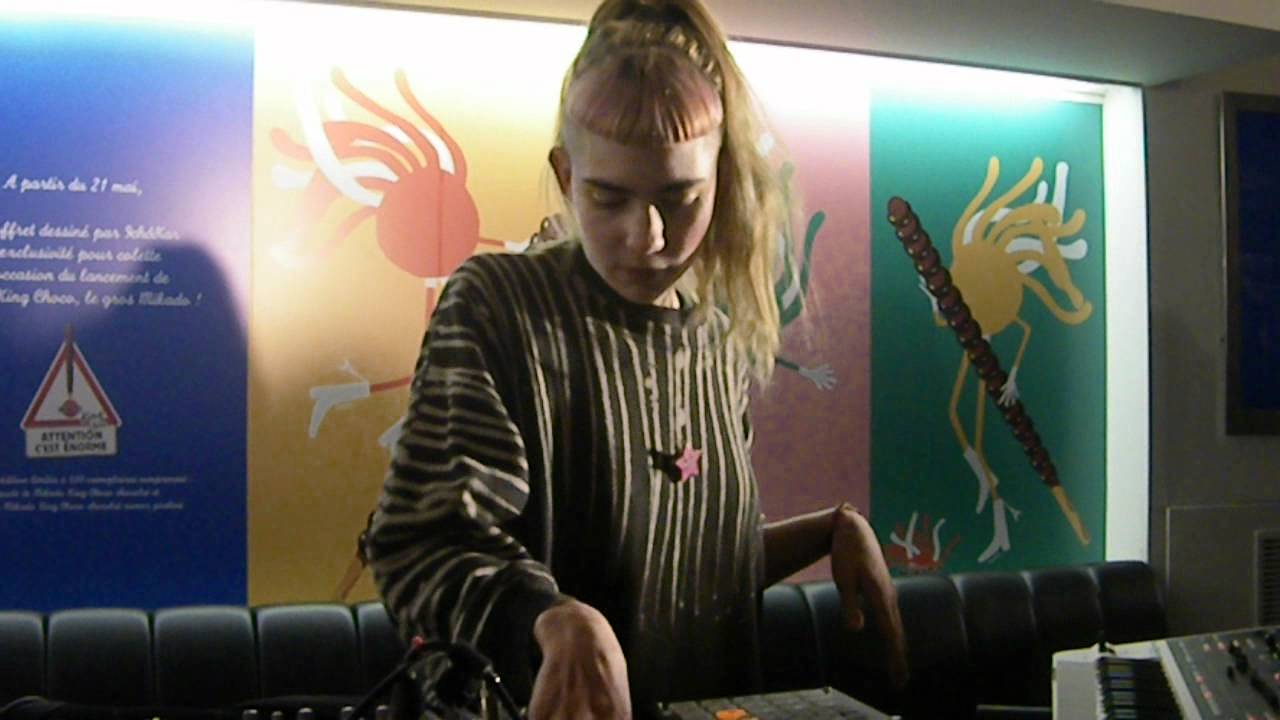 Grimes live at Colette