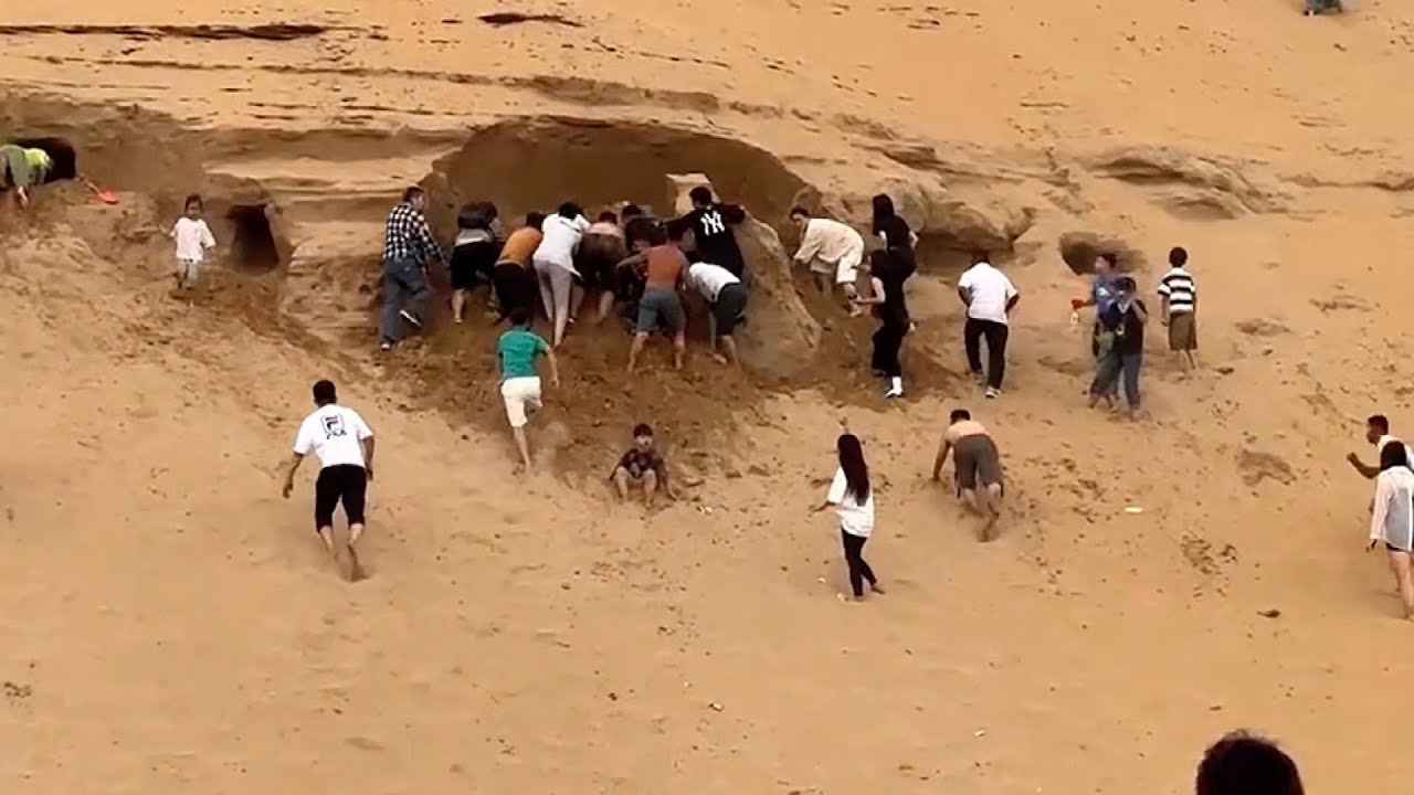 Tourists rescue children from collapsing sand dune in N China