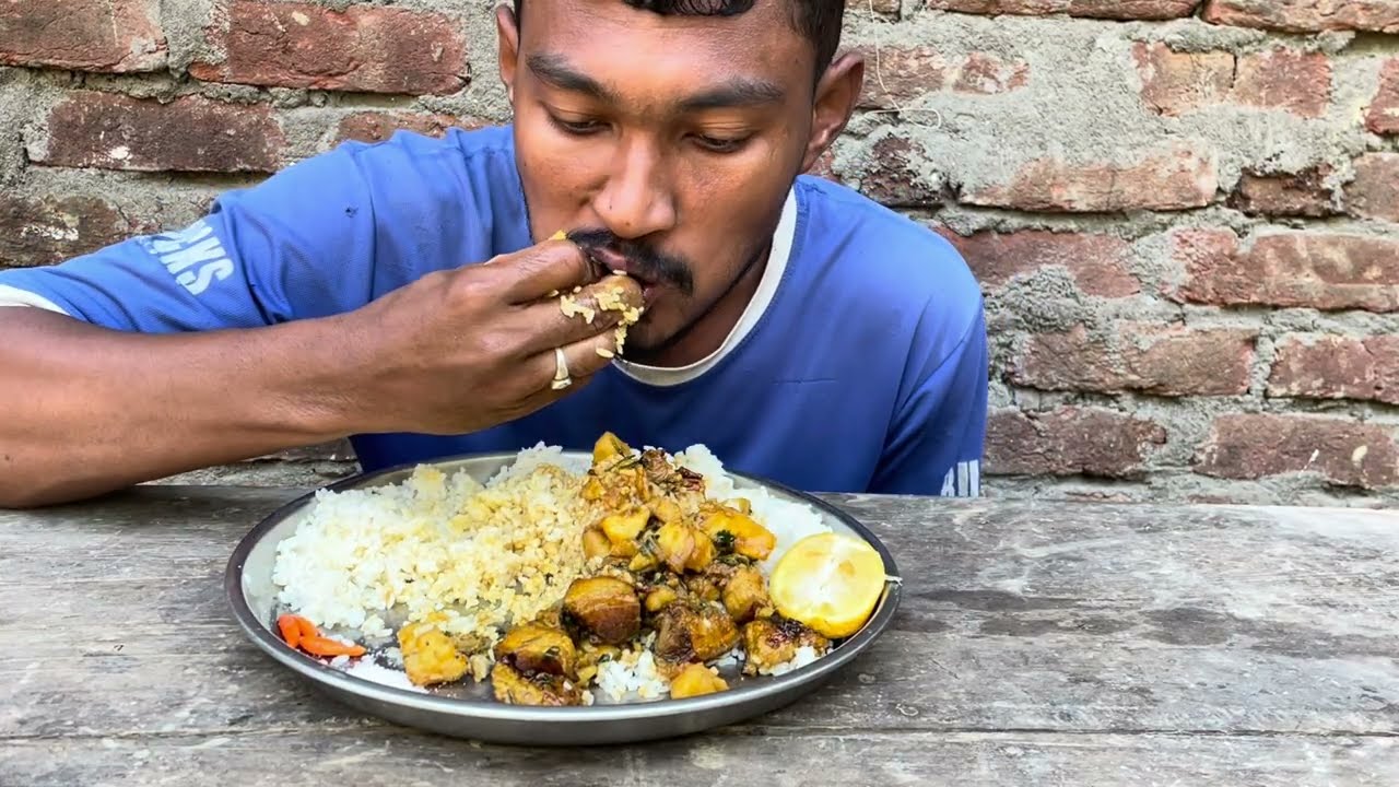 CRISPY PORK EATING LOCAL STYLE 🌶️@JugalVlog-v7y 