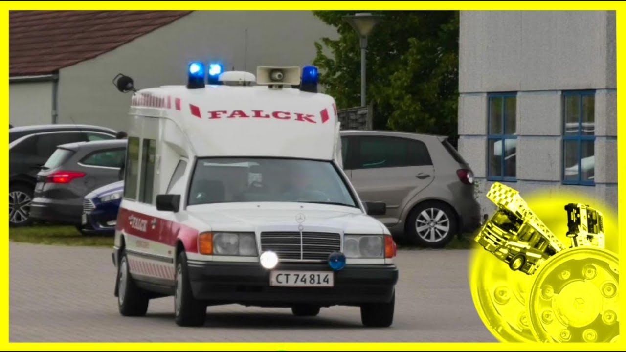 34 &Aring;R VETERAN FALCK AMBULANCE (3875) simulationsudrykning i holb&aelig;k. rettungswagen auf Einsatzfahrt