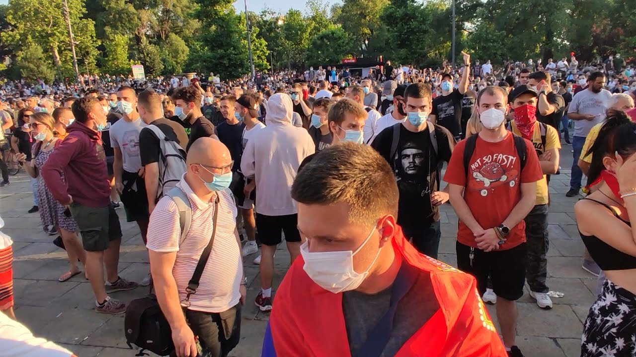 Građani policajcima ispred Doma Narodne skup&scaron;tine: Vi ste bruka za Srbiju