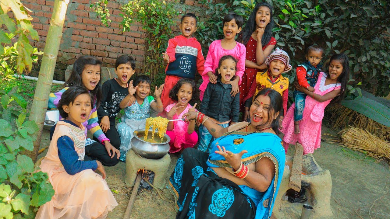 देखिए मैं कैसे आपने ससुराल में मनाती हूं New Year Party Celebration With Village Kids