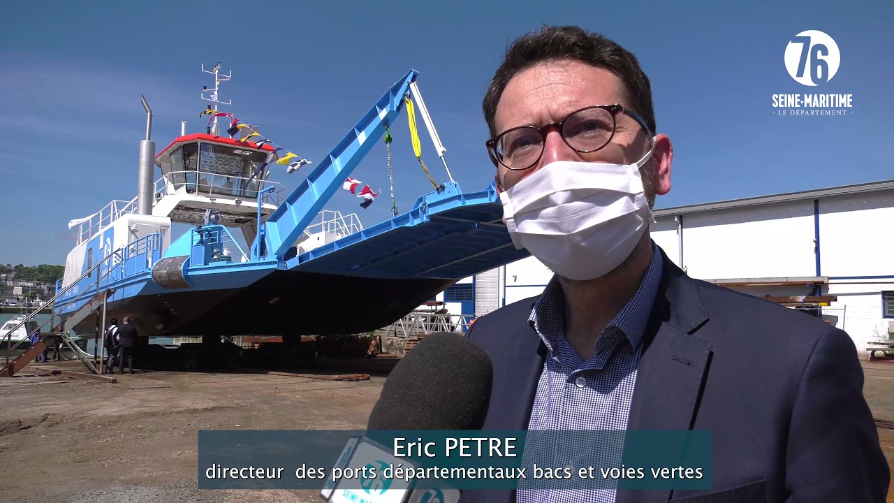 Mise à l'eau du BAC 25 , un nouveau bac pour traverser la Seine