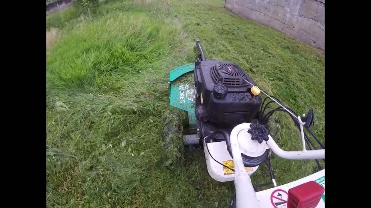 Orec SH 61 H : débroussaillage d'un terrain avec l'herbe trempée