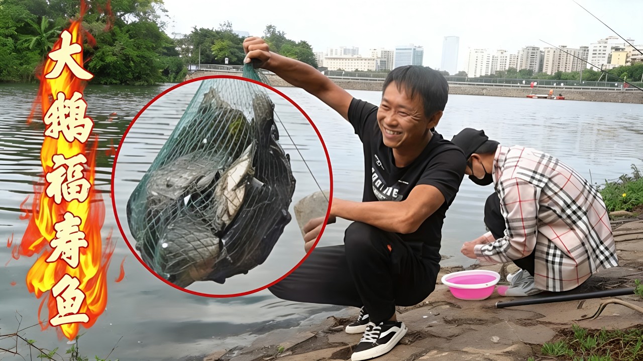 兄弟们钓鱼大丰收，阿壮开心买只大货炖了当锅底，一群人吃撑了