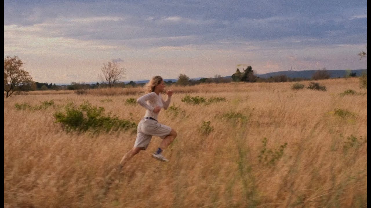 Lou - La fin de l'&eacute;t&eacute; (Clip Officiel)