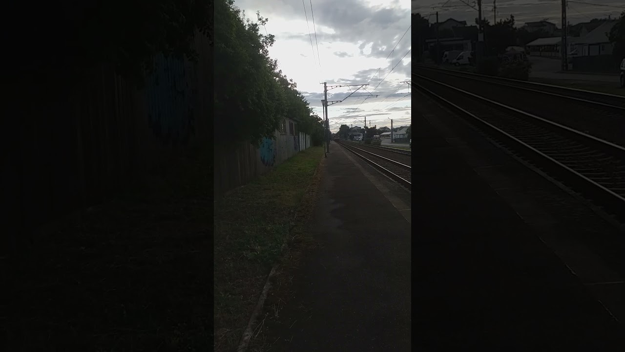 Trenul IR 1887 , cu un mecanic de treabă 👍🚂😉, trec&acirc;nd prin halta Brănești Sat.