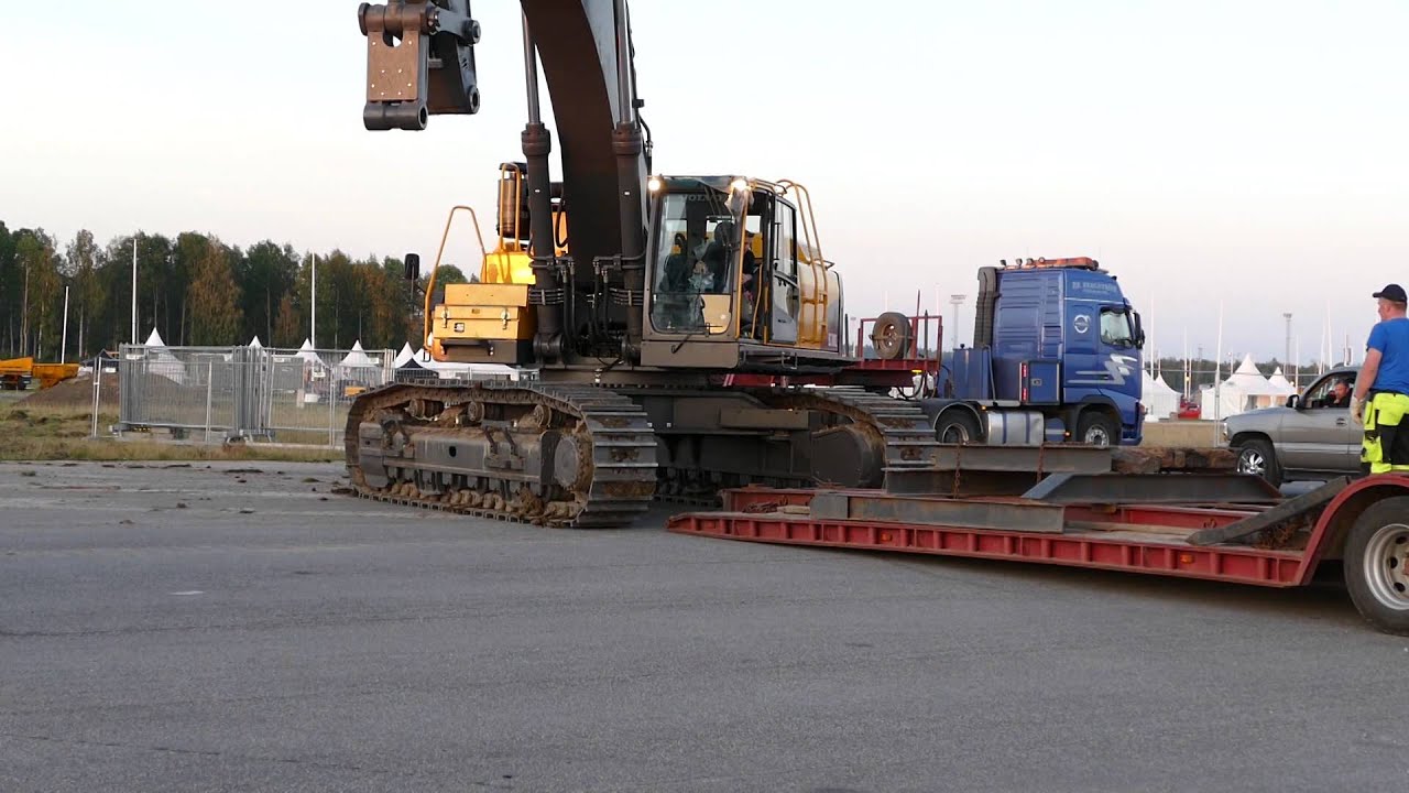 Loading a Volvo EC700C and a L220H on a Volvo FH16 8x4 with 5-axles Low loader
