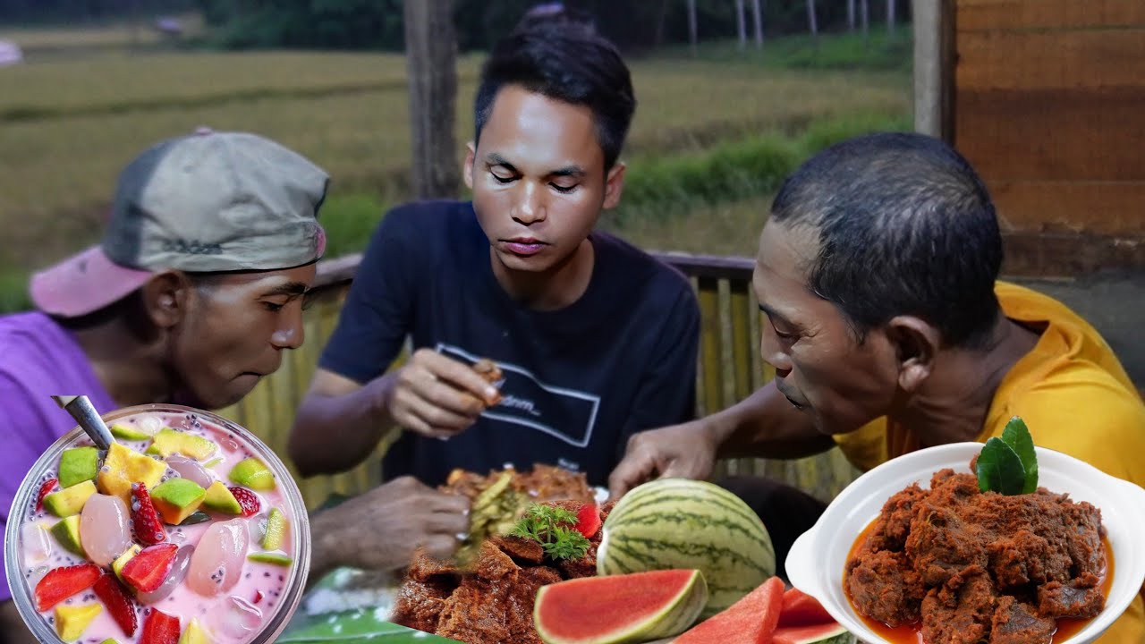 Wah nikmatnya masakan rendang separoh matang di pondok sawah habis banjir...